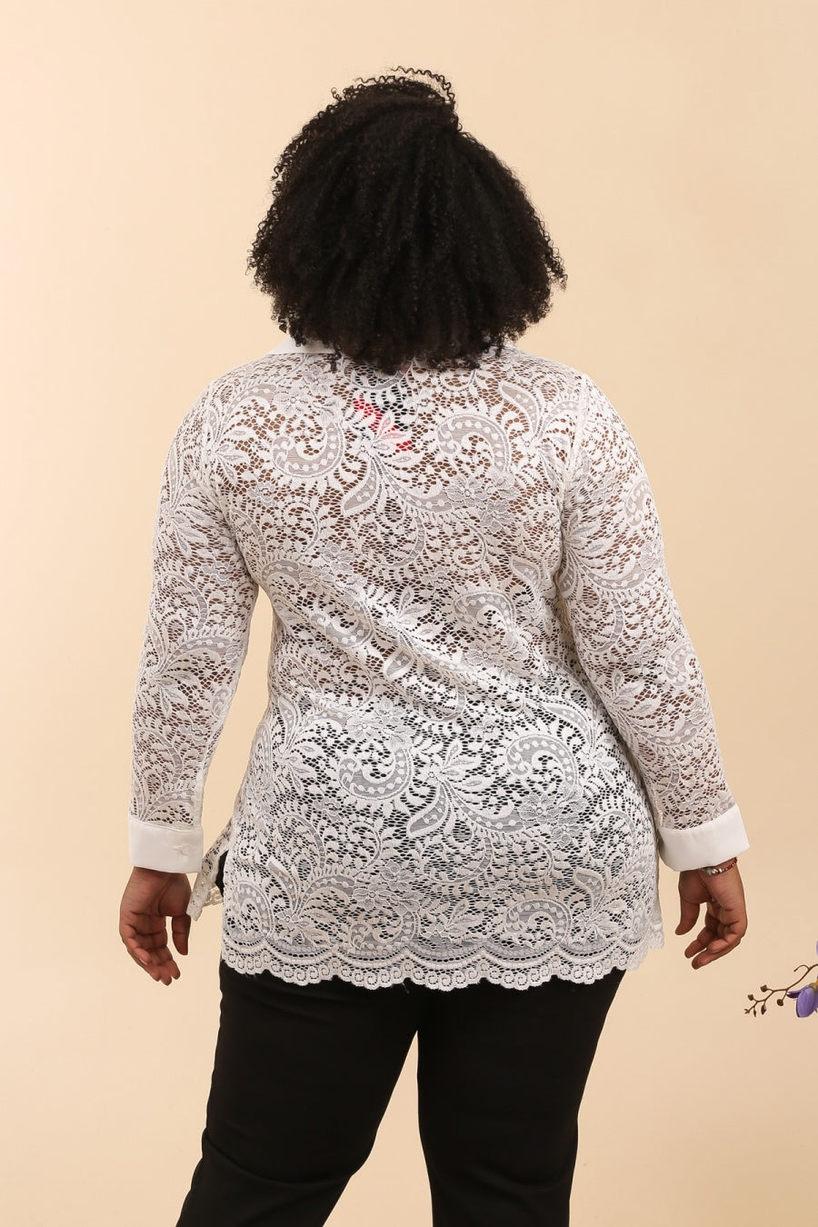 La chemise longue en dentelle