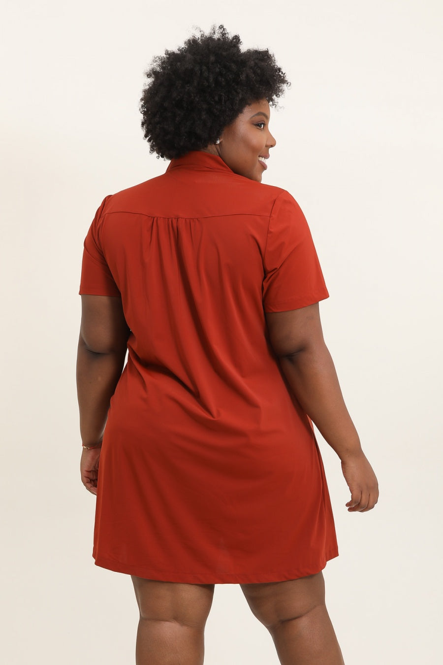 La robe courte à boutons