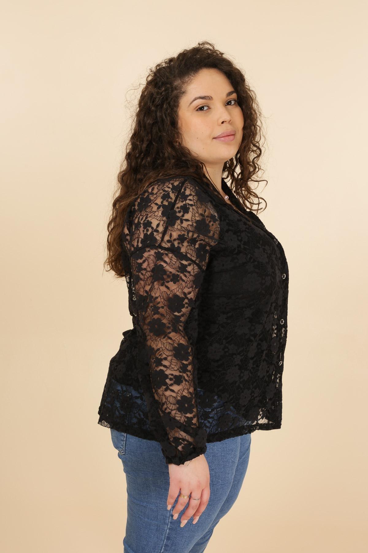 La chemise en dentelle