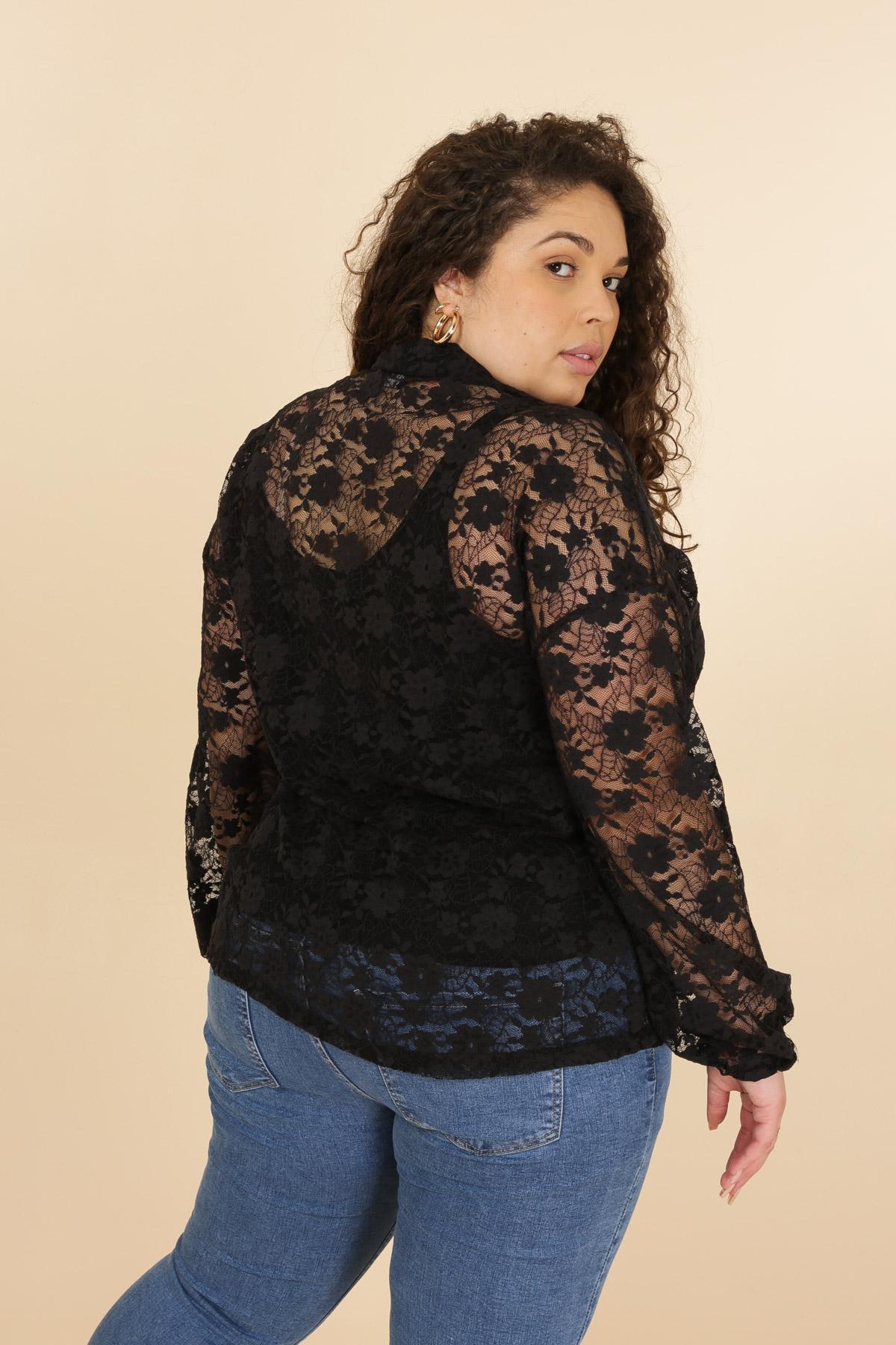 La chemise en dentelle