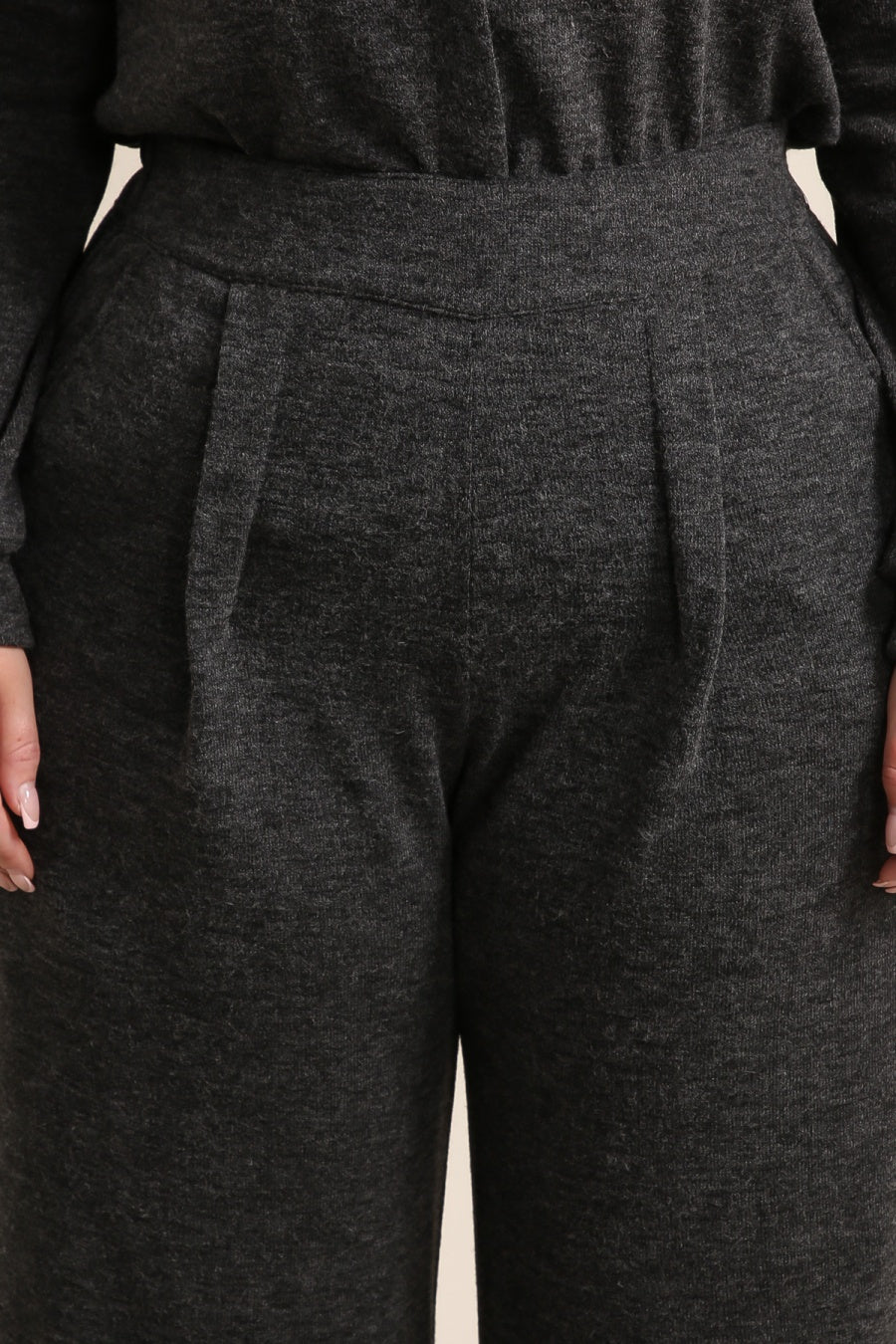 Le pantalon fluide à pinces