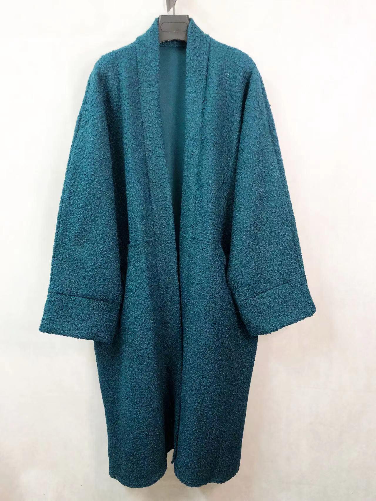Le gilet long bouclé