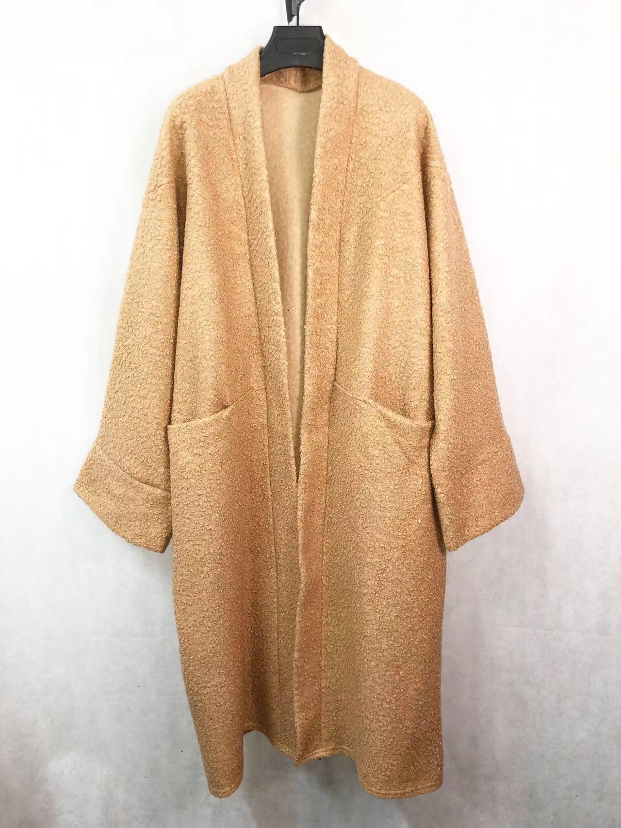 Le gilet long bouclé