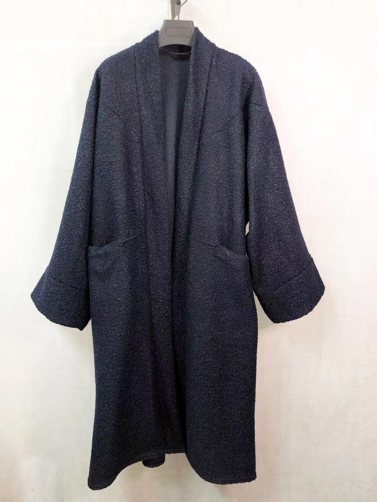 Le gilet long bouclé