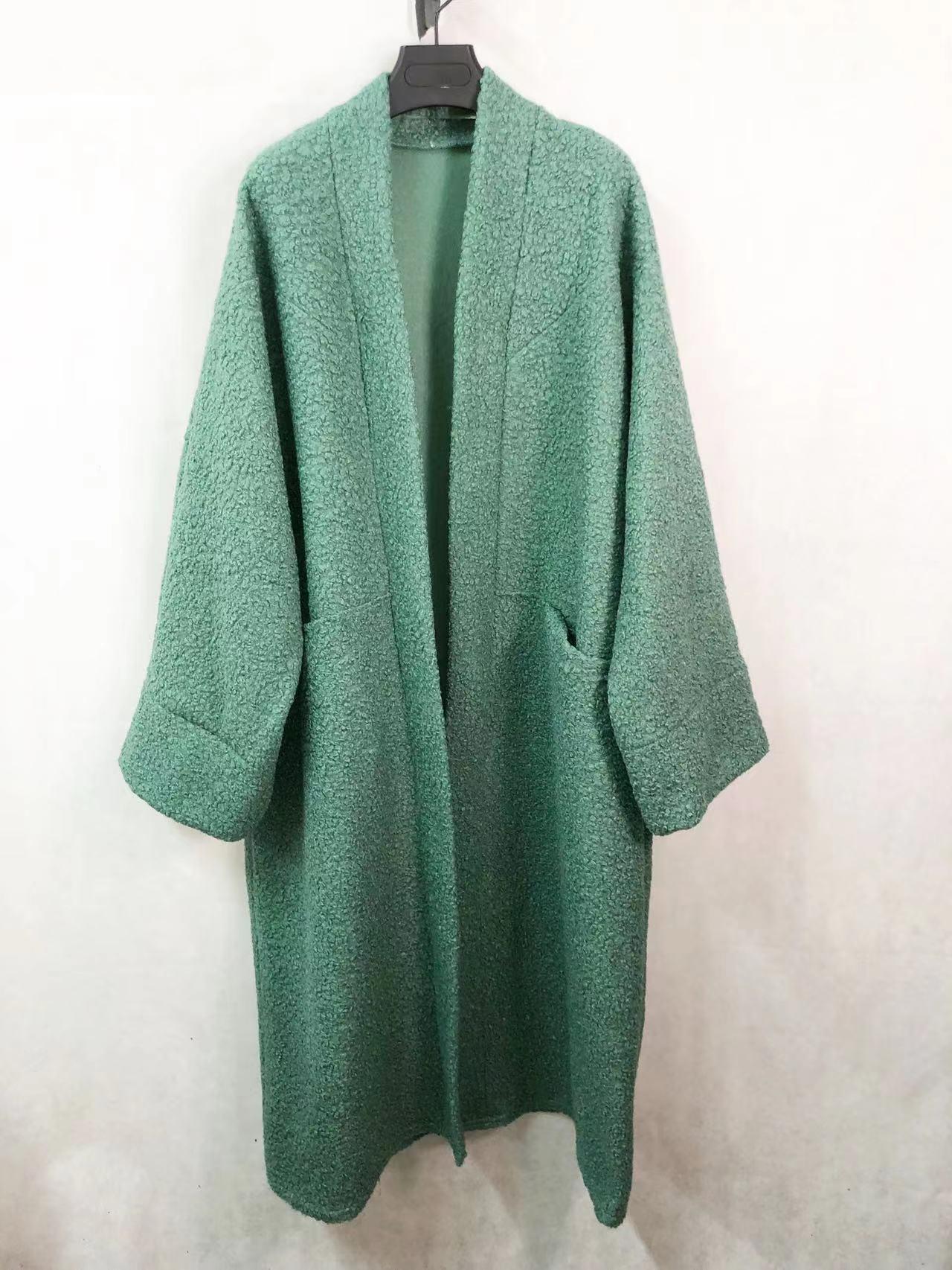 Le gilet long bouclé