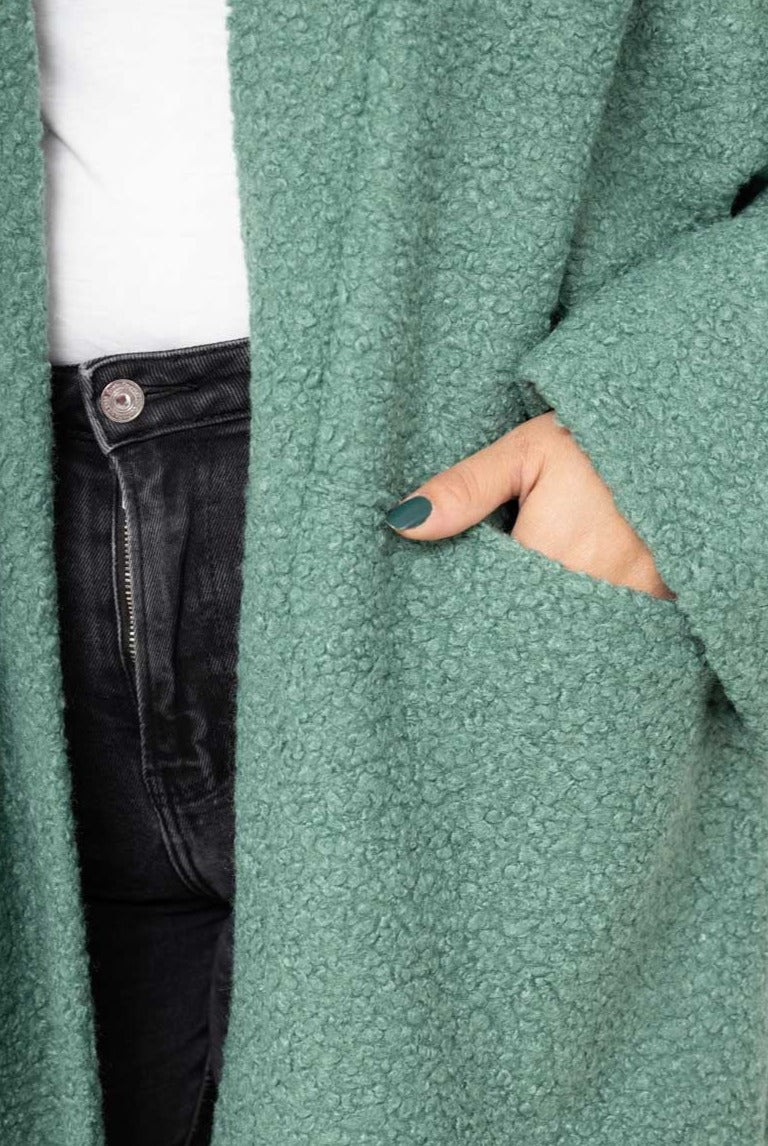 Le gilet long bouclé