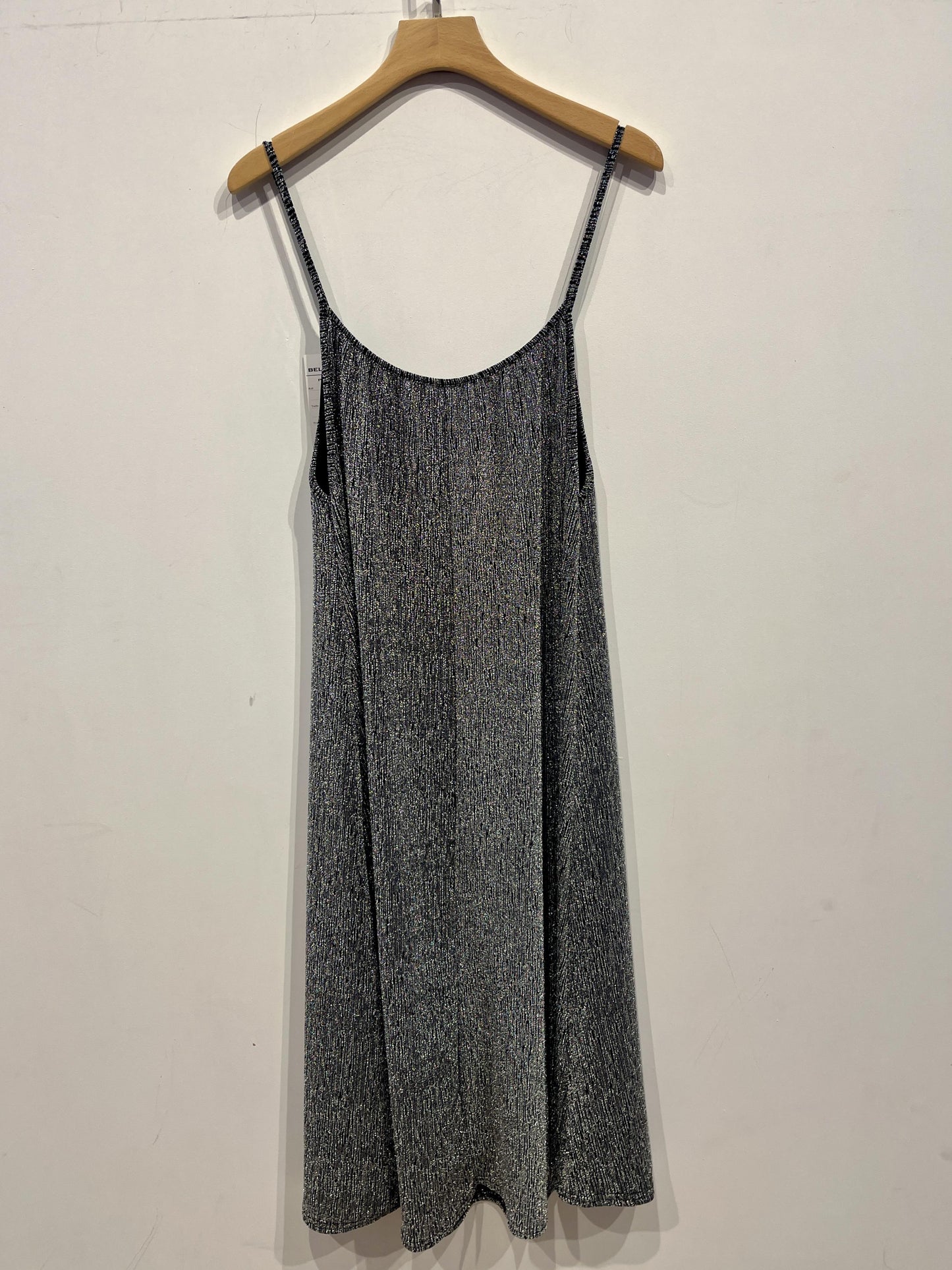 La robe pailletée à bretelles