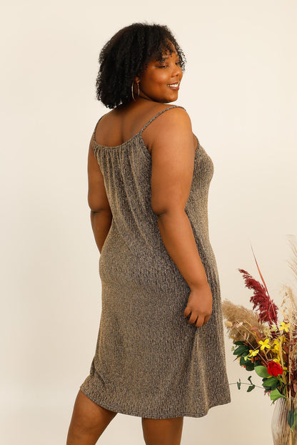 La robe pailletée à bretelles