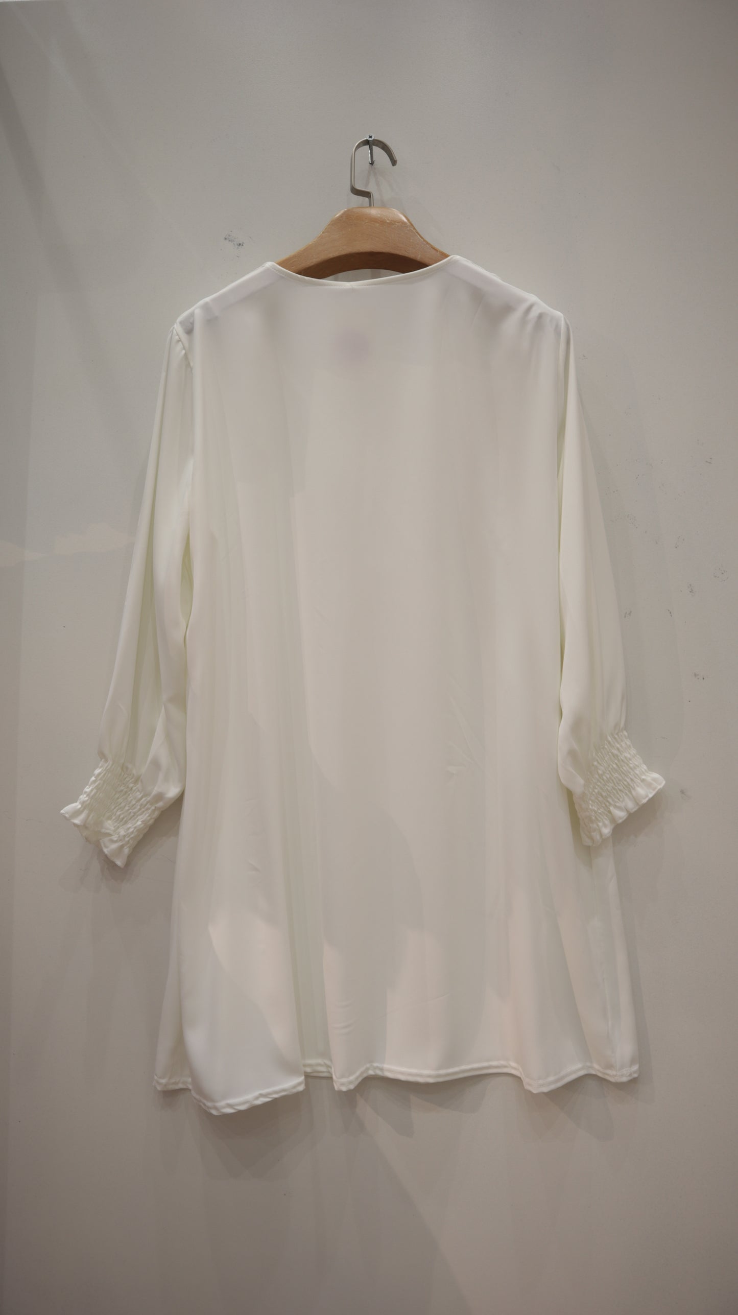 La robe à manches froncées