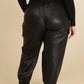 Le pantalon cargo en simili cuir - Big Fab Fashion